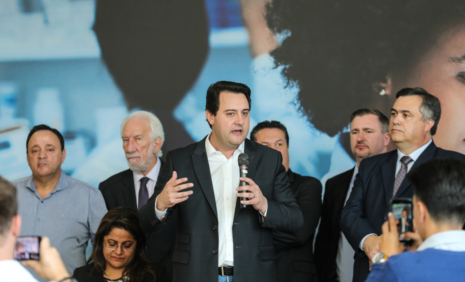 O governador Carlos Massa Ratinho Junior assina nesta quarta-feira (31), no Palácio Iguaçu, em Curitiba, convênio com o Consórcio Paraná Saúde para repasse de recursos destinados à compra de medicamentos. Os medicamentos são para a Farmácia Paraná, que faz parte do sistema público de saúde e atende gratuitamente a população pelo SUS. Curitiba, 31/07/2019 -Foto: Geraldo Bubniak/ANPr