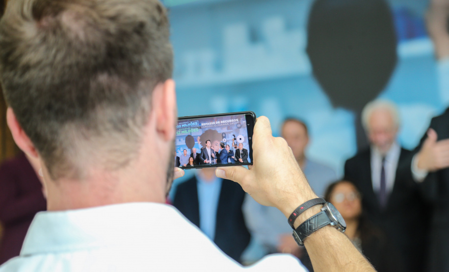 O governador Carlos Massa Ratinho Junior assina nesta quarta-feira (31), no Palácio Iguaçu, em Curitiba, convênio com o Consórcio Paraná Saúde para repasse de recursos destinados à compra de medicamentos. Os medicamentos são para a Farmácia Paraná, que faz parte do sistema público de saúde e atende gratuitamente a população pelo SUS. Curitiba, 31/07/2019 -Foto: Geraldo Bubniak/ANPr