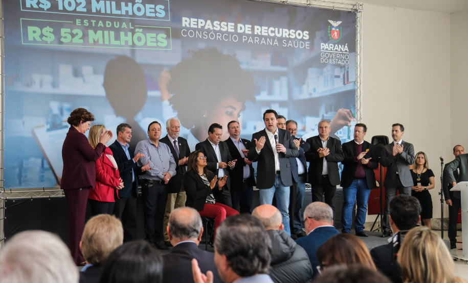 O governador Carlos Massa Ratinho Junior assina nesta quarta-feira (31), no Palácio Iguaçu, em Curitiba, convênio com o Consórcio Paraná Saúde para repasse de recursos destinados à compra de medicamentos. Os medicamentos são para a Farmácia Paraná, que faz parte do sistema público de saúde e atende gratuitamente a população pelo SUS. Curitiba, 31/07/2019 -Foto: Geraldo Bubniak/ANPr