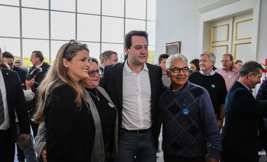 O governador Carlos Massa Ratinho Junior assina nesta quarta-feira (31), no Palácio Iguaçu, em Curitiba, convênio com o Consórcio Paraná Saúde para repasse de recursos destinados à compra de medicamentos. Os medicamentos são para a Farmácia Paraná, que faz parte do sistema público de saúde e atende gratuitamente a população pelo SUS. Curitiba, 31/07/2019 -Foto: Geraldo Bubniak/ANPr