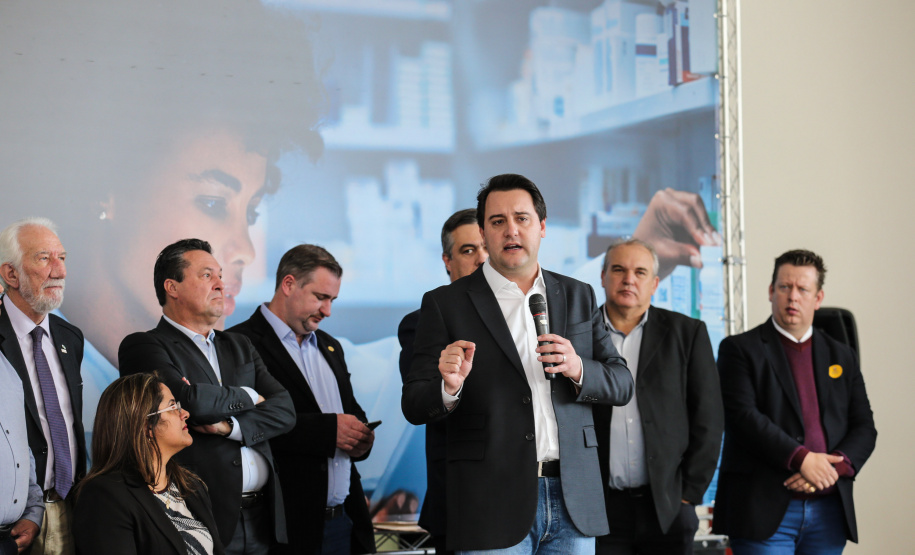 O governador Carlos Massa Ratinho Junior assina nesta quarta-feira (31), no Palácio Iguaçu, em Curitiba, convênio com o Consórcio Paraná Saúde para repasse de recursos destinados à compra de medicamentos. Os medicamentos são para a Farmácia Paraná, que faz parte do sistema público de saúde e atende gratuitamente a população pelo SUS. Curitiba, 31/07/2019 -Foto: Geraldo Bubniak/ANPr