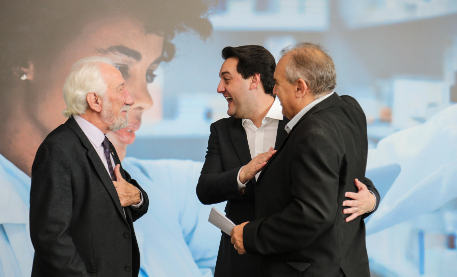 O governador Carlos Massa Ratinho Junior assina nesta quarta-feira (31), no Palácio Iguaçu, em Curitiba, convênio com o Consórcio Paraná Saúde para repasse de recursos destinados à compra de medicamentos. Os medicamentos são para a Farmácia Paraná, que faz parte do sistema público de saúde e atende gratuitamente a população pelo SUS. Curitiba, 31/07/2019 -Foto: Geraldo Bubniak/ANPr