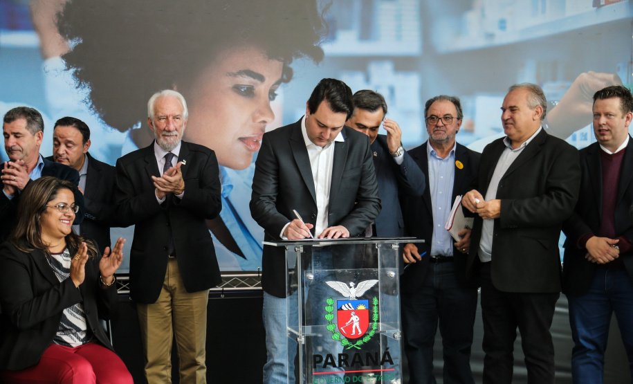 O governador Carlos Massa Ratinho Junior assina nesta quarta-feira (31), no Palácio Iguaçu, em Curitiba, convênio com o Consórcio Paraná Saúde para repasse de recursos destinados à compra de medicamentos. Os medicamentos são para a Farmácia Paraná, que faz parte do sistema público de saúde e atende gratuitamente a população pelo SUS. Curitiba, 31/07/2019 -Foto: Geraldo Bubniak/ANPr