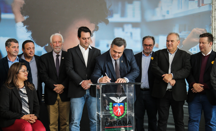 O governador Carlos Massa Ratinho Junior assina nesta quarta-feira (31), no Palácio Iguaçu, em Curitiba, convênio com o Consórcio Paraná Saúde para repasse de recursos destinados à compra de medicamentos. Os medicamentos são para a Farmácia Paraná, que faz parte do sistema público de saúde e atende gratuitamente a população pelo SUS. Curitiba, 31/07/2019 -Foto: Geraldo Bubniak/ANPr