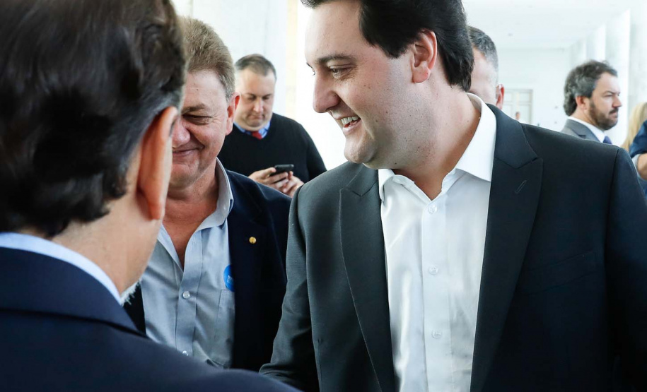 O governador Carlos Massa Ratinho Junior assinou nesta quarta-feira (31), no Palácio Iguaçu, um convênio com o Governo Federal que permitiu o repasse de R$ 102 milhões para o Consórcio Paraná Saúde, que, em parceria com 398 municípios, compra e faz a administração de medicamentos para atender a população pelo Sistema Único de Saúde (SUS).