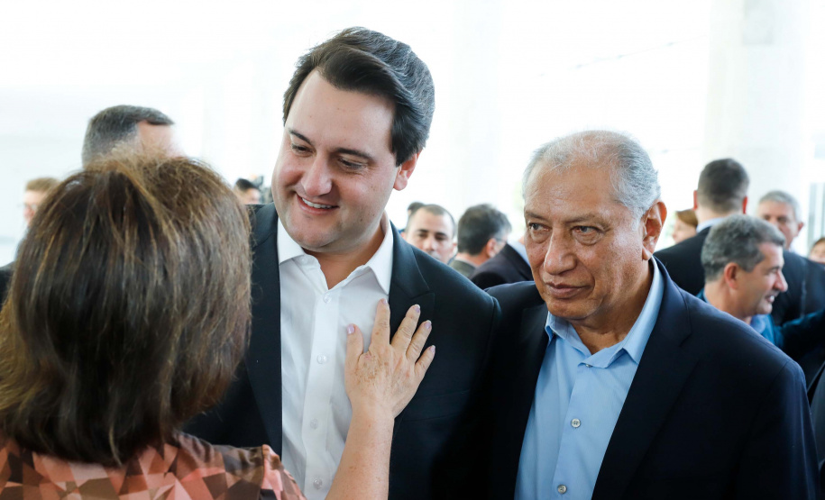 O governador Carlos Massa Ratinho Junior assinou nesta quarta-feira (31), no Palácio Iguaçu, um convênio com o Governo Federal que permitiu o repasse de R$ 102 milhões para o Consórcio Paraná Saúde, que, em parceria com 398 municípios, compra e faz a administração de medicamentos para atender a população pelo Sistema Único de Saúde (SUS).