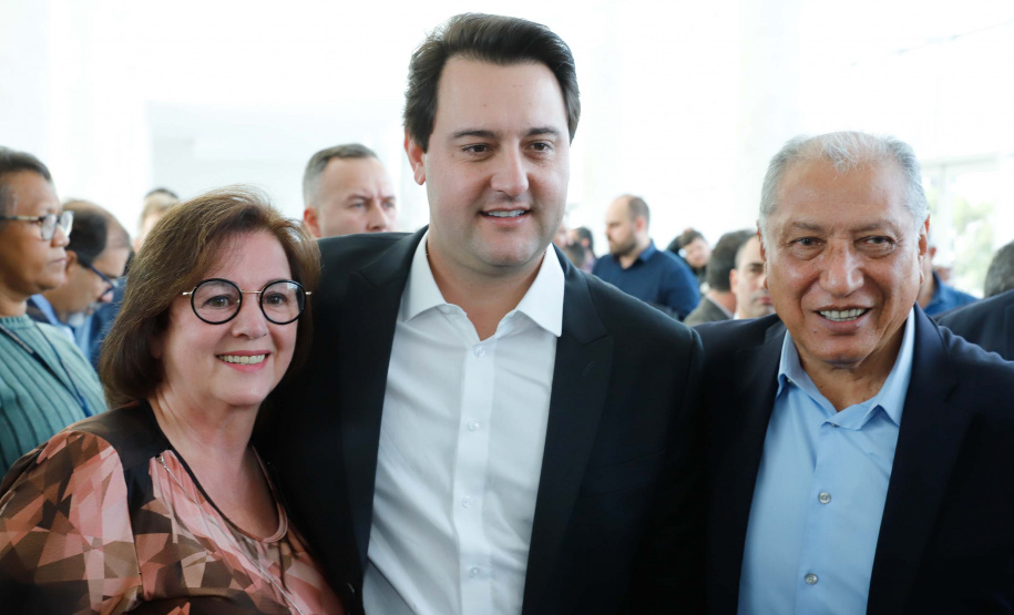 O governador Carlos Massa Ratinho Junior assinou nesta quarta-feira (31), no Palácio Iguaçu, um convênio com o Governo Federal que permitiu o repasse de R$ 102 milhões para o Consórcio Paraná Saúde, que, em parceria com 398 municípios, compra e faz a administração de medicamentos para atender a população pelo Sistema Único de Saúde (SUS).