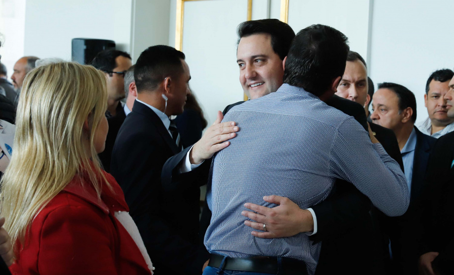 O governador Carlos Massa Ratinho Junior assinou nesta quarta-feira (31), no Palácio Iguaçu, um convênio com o Governo Federal que permitiu o repasse de R$ 102 milhões para o Consórcio Paraná Saúde, que, em parceria com 398 municípios, compra e faz a administração de medicamentos para atender a população pelo Sistema Único de Saúde (SUS).