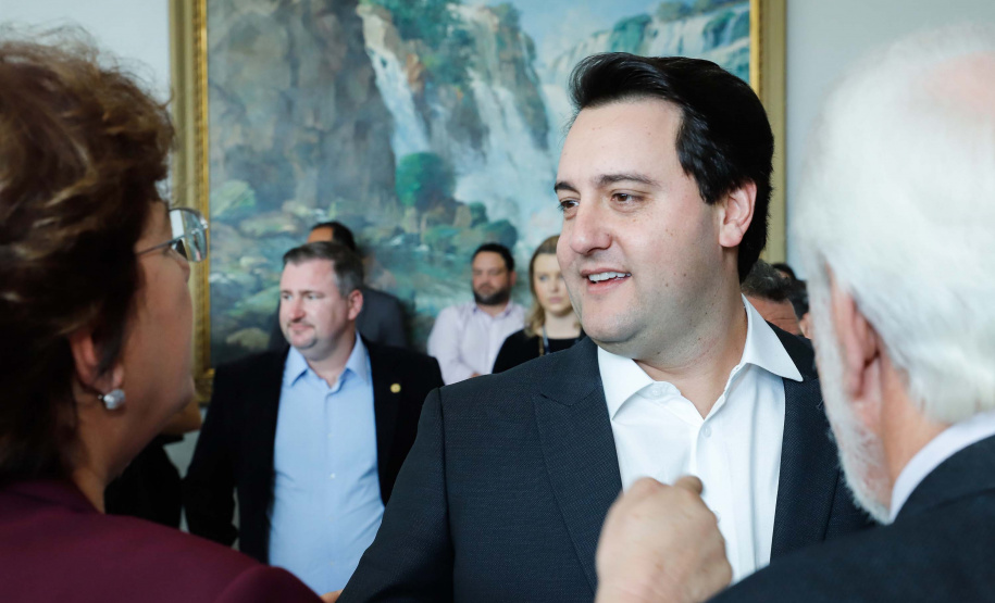 O governador Carlos Massa Ratinho Junior assinou nesta quarta-feira (31), no Palácio Iguaçu, um convênio com o Governo Federal que permitiu o repasse de R$ 102 milhões para o Consórcio Paraná Saúde, que, em parceria com 398 municípios, compra e faz a administração de medicamentos para atender a população pelo Sistema Único de Saúde (SUS).