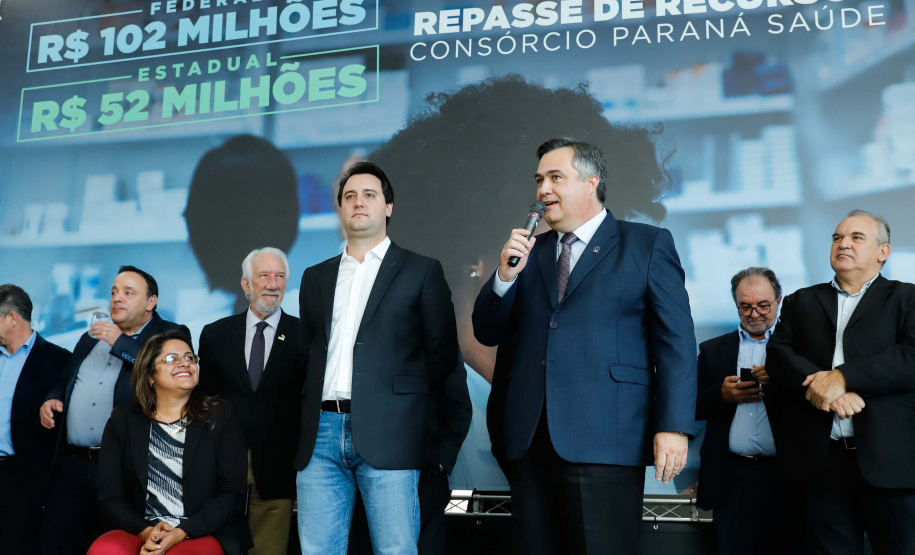 O governador Carlos Massa Ratinho Junior assinou nesta quarta-feira (31), no Palácio Iguaçu, um convênio com o Governo Federal que permitiu o repasse de R$ 102 milhões para o Consórcio Paraná Saúde, que, em parceria com 398 municípios, compra e faz a administração de medicamentos para atender a população pelo Sistema Único de Saúde (SUS).