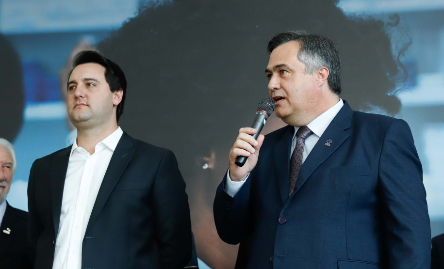 O governador Carlos Massa Ratinho Junior assinou nesta quarta-feira (31), no Palácio Iguaçu, um convênio com o Governo Federal que permitiu o repasse de R$ 102 milhões para o Consórcio Paraná Saúde, que, em parceria com 398 municípios, compra e faz a administração de medicamentos para atender a população pelo Sistema Único de Saúde (SUS).