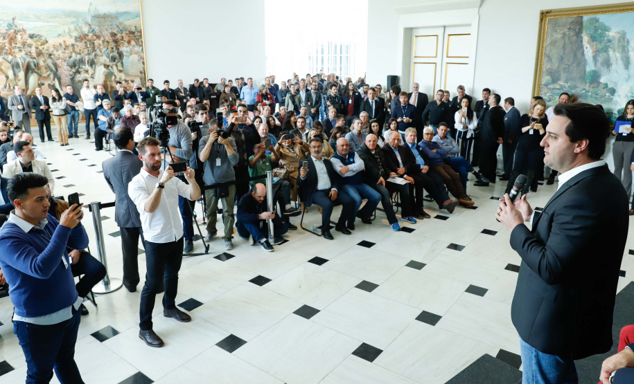 O governador Carlos Massa Ratinho Junior assinou nesta quarta-feira (31), no Palácio Iguaçu, um convênio com o Governo Federal que permitiu o repasse de R$ 102 milhões para o Consórcio Paraná Saúde, que, em parceria com 398 municípios, compra e faz a administração de medicamentos para atender a população pelo Sistema Único de Saúde (SUS).