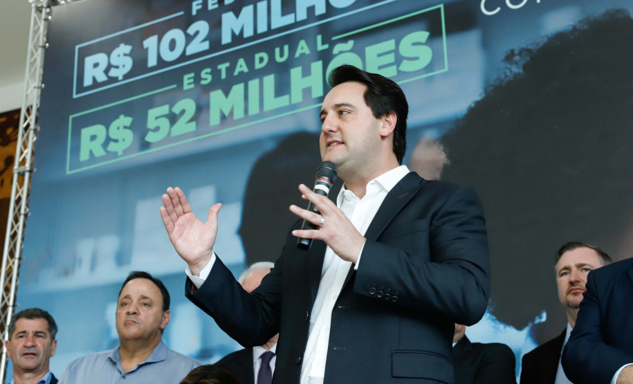 O governador Carlos Massa Ratinho Junior assinou nesta quarta-feira (31), no Palácio Iguaçu, um convênio com o Governo Federal que permitiu o repasse de R$ 102 milhões para o Consórcio Paraná Saúde, que, em parceria com 398 municípios, compra e faz a administração de medicamentos para atender a população pelo Sistema Único de Saúde (SUS).