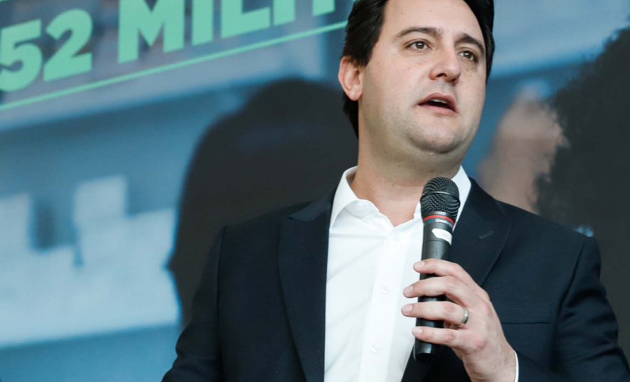 O governador Carlos Massa Ratinho Junior assinou nesta quarta-feira (31), no Palácio Iguaçu, um convênio com o Governo Federal que permitiu o repasse de R$ 102 milhões para o Consórcio Paraná Saúde, que, em parceria com 398 municípios, compra e faz a administração de medicamentos para atender a população pelo Sistema Único de Saúde (SUS).