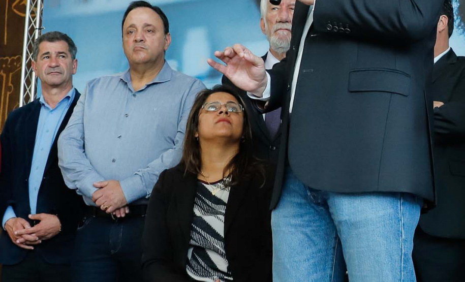 O governador Carlos Massa Ratinho Junior assinou nesta quarta-feira (31), no Palácio Iguaçu, um convênio com o Governo Federal que permitiu o repasse de R$ 102 milhões para o Consórcio Paraná Saúde, que, em parceria com 398 municípios, compra e faz a administração de medicamentos para atender a população pelo Sistema Único de Saúde (SUS).