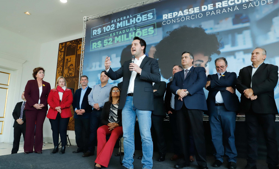 O governador Carlos Massa Ratinho Junior assinou nesta quarta-feira (31), no Palácio Iguaçu, um convênio com o Governo Federal que permitiu o repasse de R$ 102 milhões para o Consórcio Paraná Saúde, que, em parceria com 398 municípios, compra e faz a administração de medicamentos para atender a população pelo Sistema Único de Saúde (SUS).