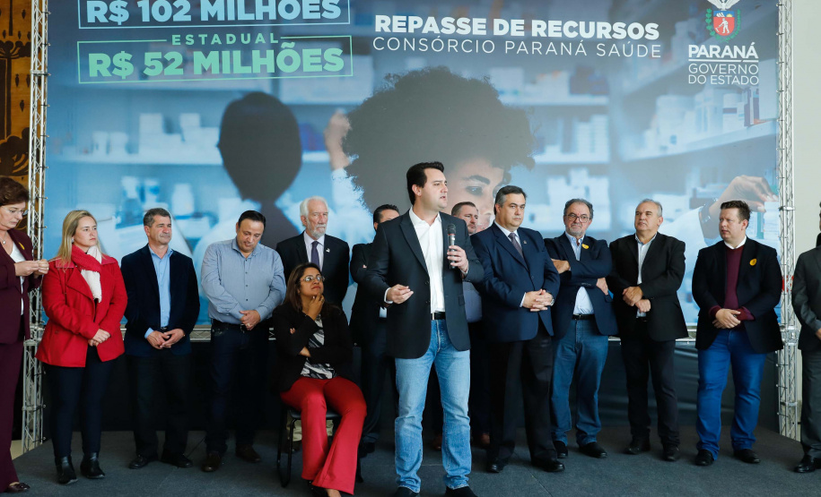 O governador Carlos Massa Ratinho Junior assinou nesta quarta-feira (31), no Palácio Iguaçu, um convênio com o Governo Federal que permitiu o repasse de R$ 102 milhões para o Consórcio Paraná Saúde, que, em parceria com 398 municípios, compra e faz a administração de medicamentos para atender a população pelo Sistema Único de Saúde (SUS).