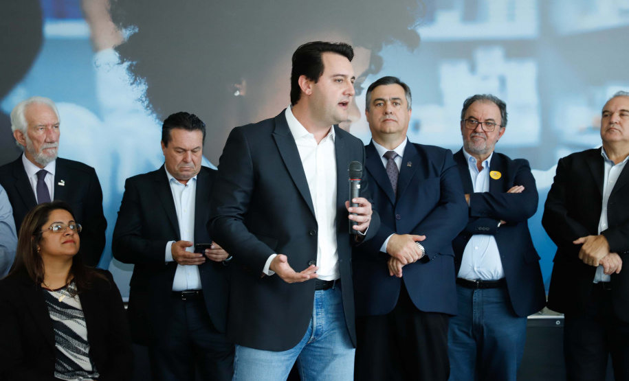 O governador Carlos Massa Ratinho Junior assinou nesta quarta-feira (31), no Palácio Iguaçu, um convênio com o Governo Federal que permitiu o repasse de R$ 102 milhões para o Consórcio Paraná Saúde, que, em parceria com 398 municípios, compra e faz a administração de medicamentos para atender a população pelo Sistema Único de Saúde (SUS).