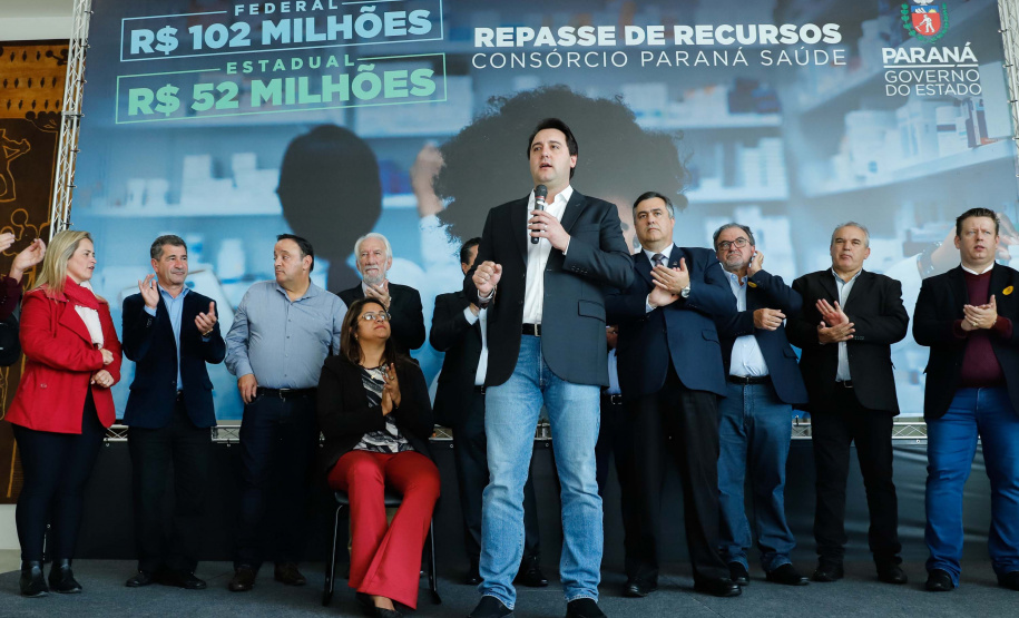 O governador Carlos Massa Ratinho Junior assinou nesta quarta-feira (31), no Palácio Iguaçu, um convênio com o Governo Federal que permitiu o repasse de R$ 102 milhões para o Consórcio Paraná Saúde, que, em parceria com 398 municípios, compra e faz a administração de medicamentos para atender a população pelo Sistema Único de Saúde (SUS).