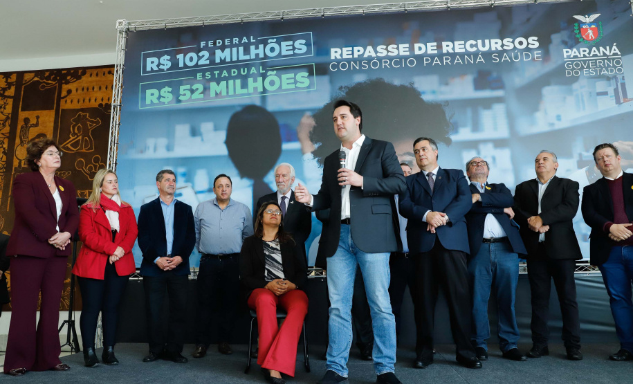 O governador Carlos Massa Ratinho Junior assinou nesta quarta-feira (31), no Palácio Iguaçu, um convênio com o Governo Federal que permitiu o repasse de R$ 102 milhões para o Consórcio Paraná Saúde, que, em parceria com 398 municípios, compra e faz a administração de medicamentos para atender a população pelo Sistema Único de Saúde (SUS).