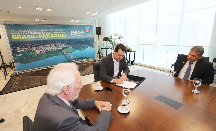 O governador Carlos Massa Ratinho Junior e o diretor-presidente da Itaipu, general Joaquim Silva e Luna, assinaram nesta quinta-feira (01), convênio para dar início à construção da segunda ponte ligando o Brasil ao Paraguai, em Foz do Iguaçu.Curitiba, 01-08-19.Foto: Arnaldo Alves / ANPr.