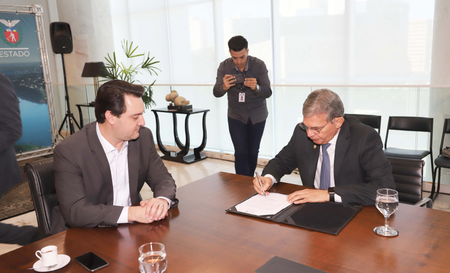 O governador Carlos Massa Ratinho Junior e o diretor-presidente da Itaipu, general Joaquim Silva e Luna, assinaram nesta quinta-feira (01), convênio para dar início à construção da segunda ponte ligando o Brasil ao Paraguai, em Foz do Iguaçu.Curitiba, 01-08-19.Foto: Arnaldo Alves / ANPr.
