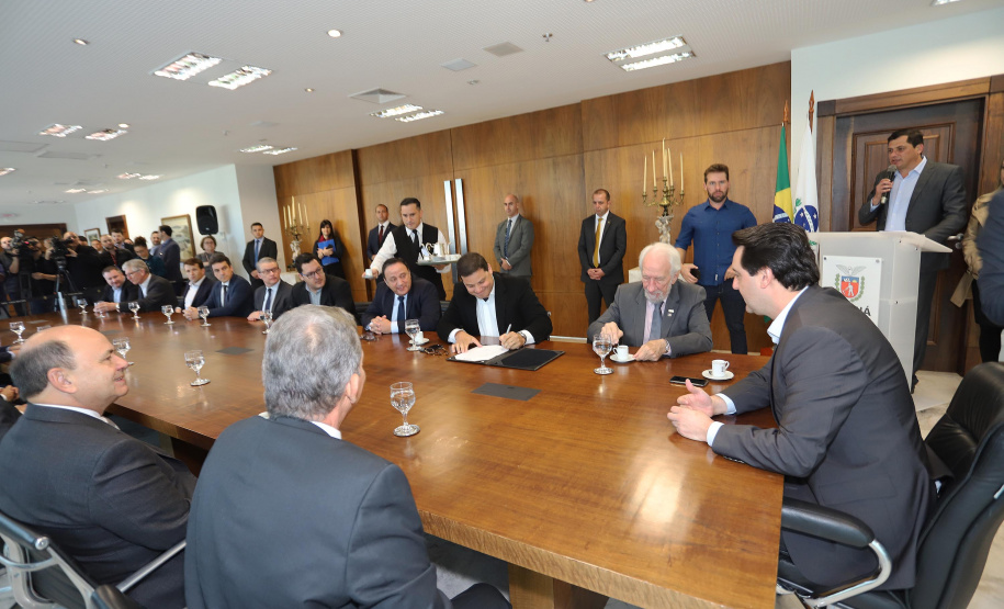 O governador Carlos Massa Ratinho Junior e o diretor-presidente da Itaipu, general Joaquim Silva e Luna, assinaram nesta quinta-feira (01), convênio para dar início à construção da segunda ponte ligando o Brasil ao Paraguai, em Foz do Iguaçu.Curitiba, 01-08-19.Foto: Arnaldo Alves / ANPr.
