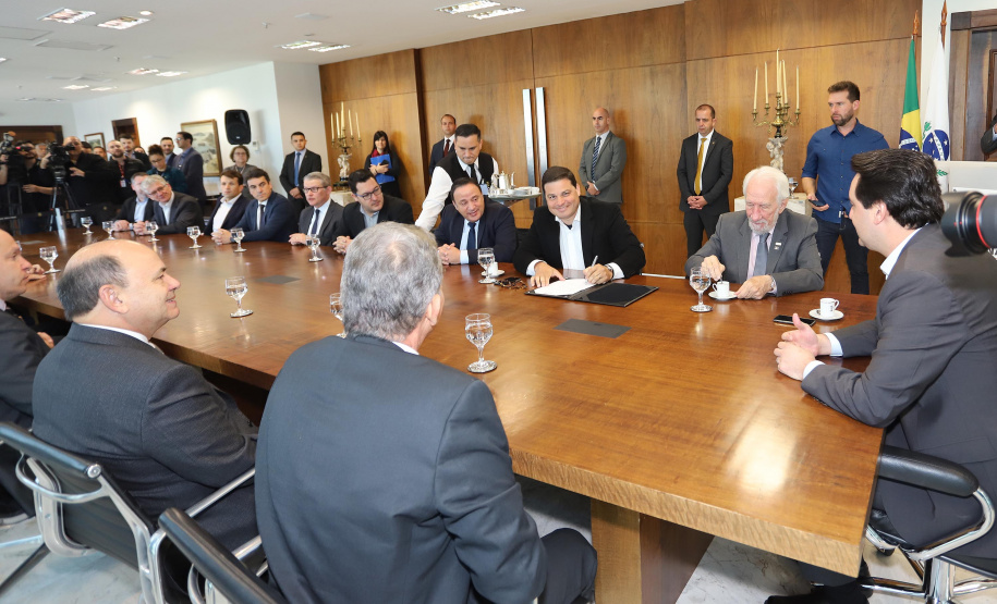 O governador Carlos Massa Ratinho Junior e o diretor-presidente da Itaipu, general Joaquim Silva e Luna, assinaram nesta quinta-feira (01), convênio para dar início à construção da segunda ponte ligando o Brasil ao Paraguai, em Foz do Iguaçu.Curitiba, 01-08-19.Foto: Arnaldo Alves / ANPr.