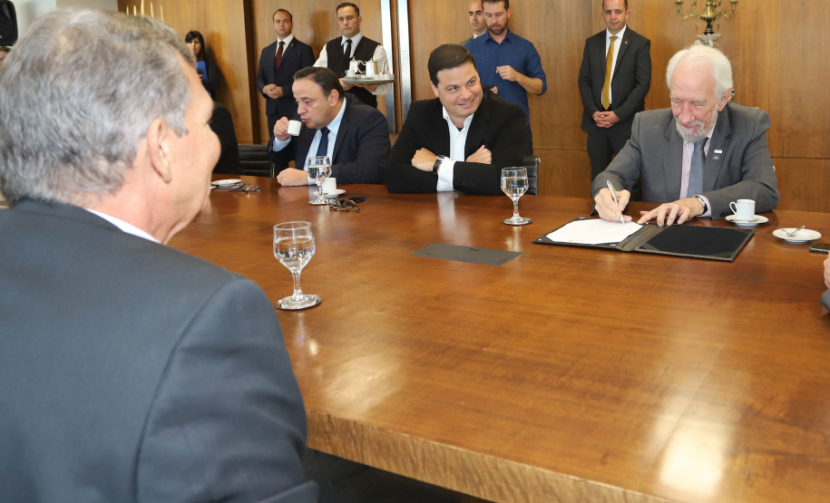 O governador Carlos Massa Ratinho Junior e o diretor-presidente da Itaipu, general Joaquim Silva e Luna, assinaram nesta quinta-feira (01), convênio para dar início à construção da segunda ponte ligando o Brasil ao Paraguai, em Foz do Iguaçu.Curitiba, 01-08-19.Foto: Arnaldo Alves / ANPr.