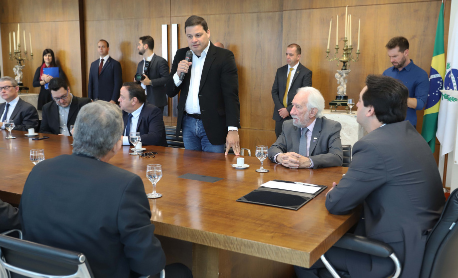 O governador Carlos Massa Ratinho Junior e o diretor-presidente da Itaipu, general Joaquim Silva e Luna, assinaram nesta quinta-feira (01), convênio para dar início à construção da segunda ponte ligando o Brasil ao Paraguai, em Foz do Iguaçu.Curitiba, 01-08-19.Foto: Arnaldo Alves / ANPr.
