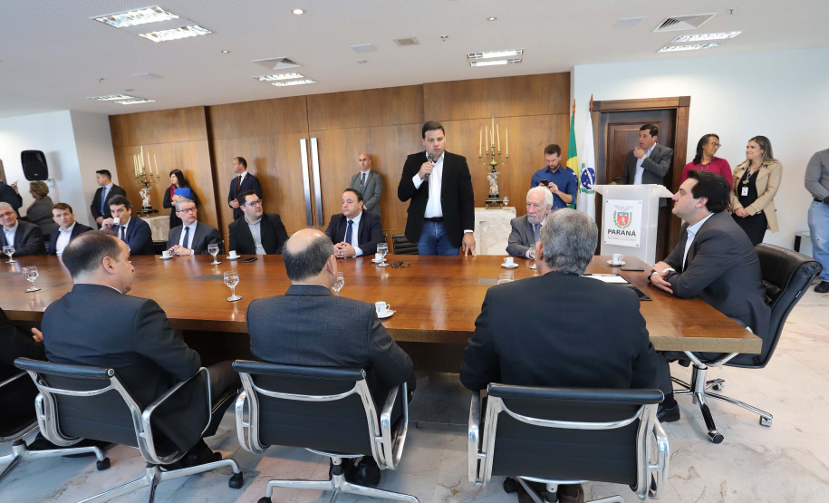 O governador Carlos Massa Ratinho Junior e o diretor-presidente da Itaipu, general Joaquim Silva e Luna, assinaram nesta quinta-feira (01), convênio para dar início à construção da segunda ponte ligando o Brasil ao Paraguai, em Foz do Iguaçu.Curitiba, 01-08-19.Foto: Arnaldo Alves / ANPr.