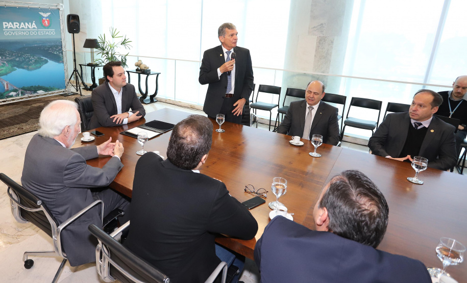 O governador Carlos Massa Ratinho Junior e o diretor-presidente da Itaipu, general Joaquim Silva e Luna, assinaram nesta quinta-feira (01), convênio para dar início à construção da segunda ponte ligando o Brasil ao Paraguai, em Foz do Iguaçu.Curitiba, 01-08-19.Foto: Arnaldo Alves / ANPr.