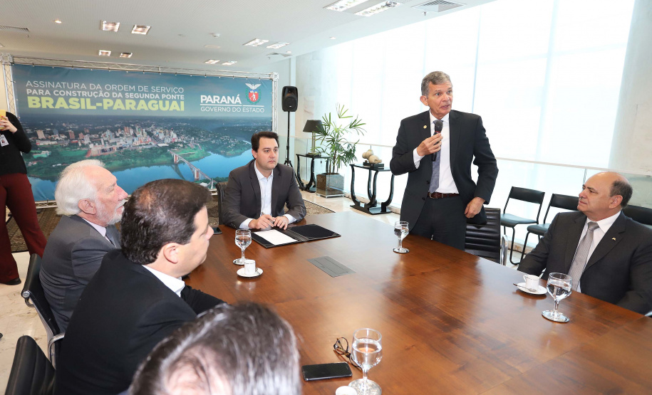O governador Carlos Massa Ratinho Junior e o diretor-presidente da Itaipu, general Joaquim Silva e Luna, assinaram nesta quinta-feira (01), convênio para dar início à construção da segunda ponte ligando o Brasil ao Paraguai, em Foz do Iguaçu.Curitiba, 01-08-19.Foto: Arnaldo Alves / ANPr.