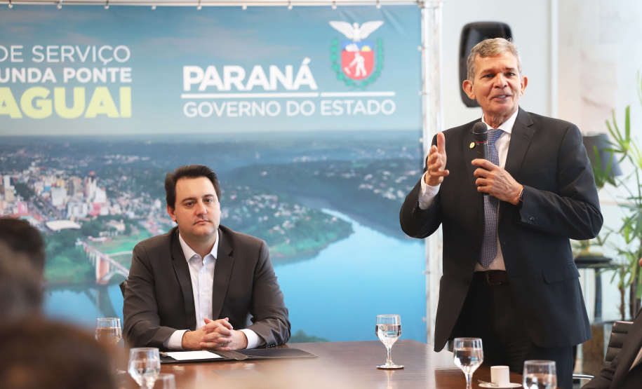 O governador Carlos Massa Ratinho Junior e o diretor-presidente da Itaipu, general Joaquim Silva e Luna, assinaram nesta quinta-feira (01), convênio para dar início à construção da segunda ponte ligando o Brasil ao Paraguai, em Foz do Iguaçu.Curitiba, 01-08-19.Foto: Arnaldo Alves / ANPr.