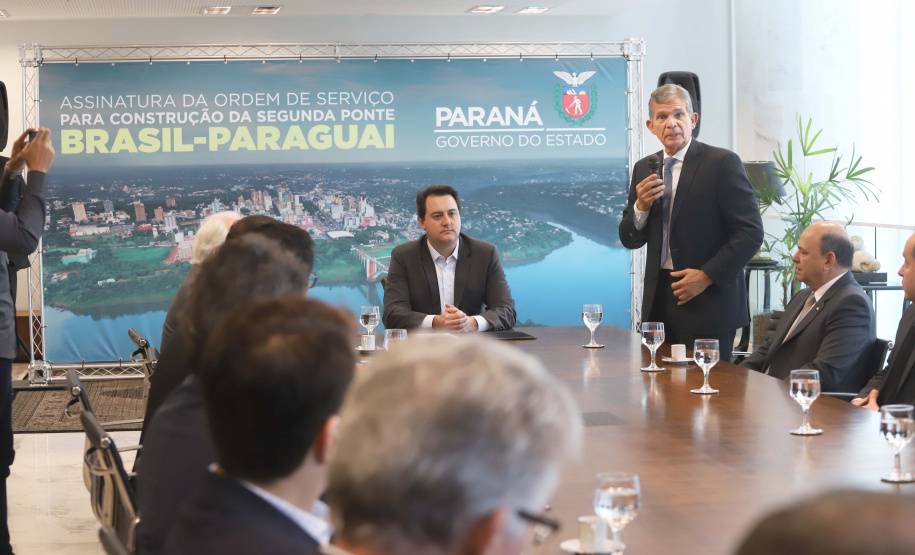 O governador Carlos Massa Ratinho Junior e o diretor-presidente da Itaipu, general Joaquim Silva e Luna, assinaram nesta quinta-feira (01), convênio para dar início à construção da segunda ponte ligando o Brasil ao Paraguai, em Foz do Iguaçu.Curitiba, 01-08-19.Foto: Arnaldo Alves / ANPr.