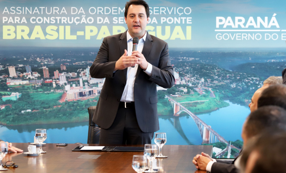 O governador Carlos Massa Ratinho Junior e o diretor-presidente da Itaipu, general Joaquim Silva e Luna, assinaram nesta quinta-feira (01), convênio para dar início à construção da segunda ponte ligando o Brasil ao Paraguai, em Foz do Iguaçu.Curitiba, 01-08-19.Foto: Arnaldo Alves / ANPr.