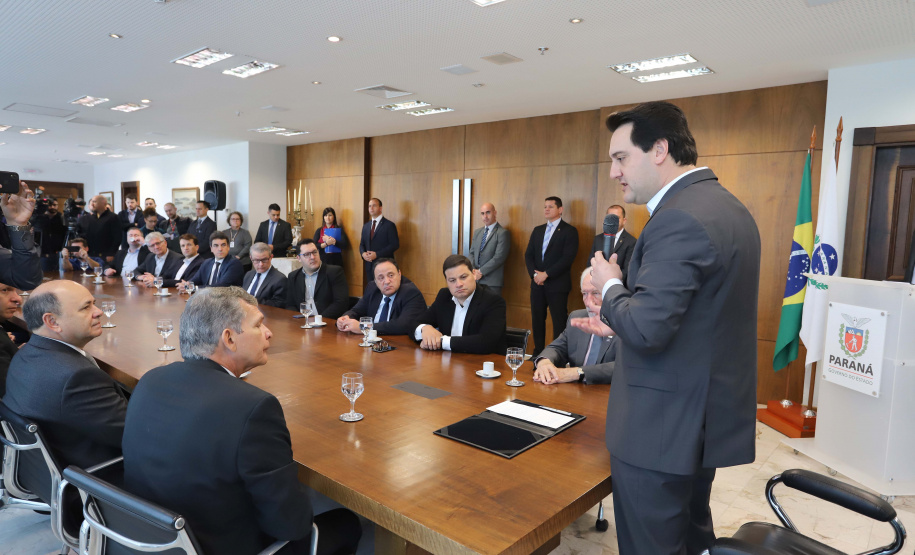 O governador Carlos Massa Ratinho Junior e o diretor-presidente da Itaipu, general Joaquim Silva e Luna, assinaram nesta quinta-feira (01), convênio para dar início à construção da segunda ponte ligando o Brasil ao Paraguai, em Foz do Iguaçu.Curitiba, 01-08-19.Foto: Arnaldo Alves / ANPr.