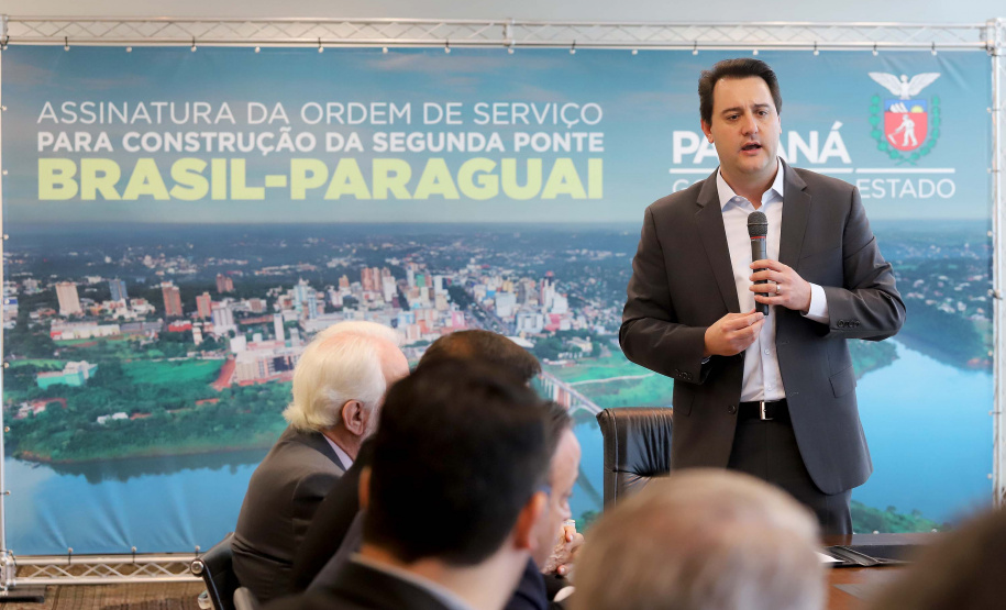 O governador Carlos Massa Ratinho Junior e o diretor-presidente da Itaipu, general Joaquim Silva e Luna, assinaram nesta quinta-feira (01), convênio para dar início à construção da segunda ponte ligando o Brasil ao Paraguai, em Foz do Iguaçu.Curitiba, 01-08-19.Foto: Arnaldo Alves / ANPr.