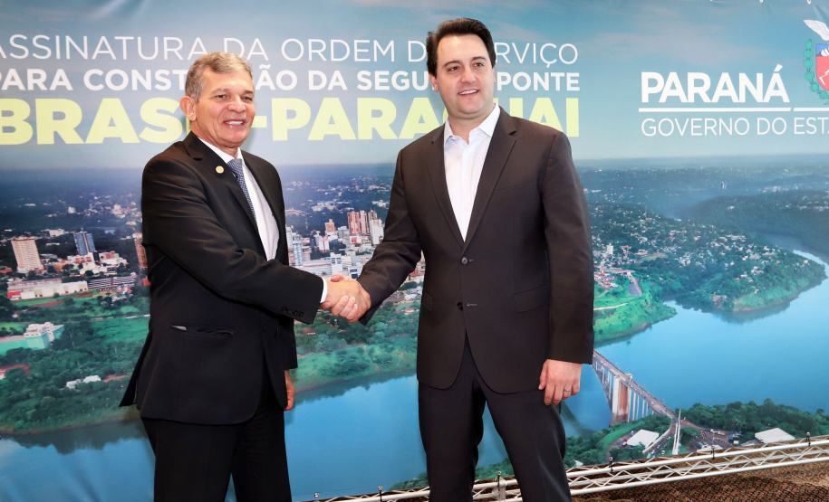 O governador Carlos Massa Ratinho Junior e o diretor-presidente da Itaipu, general Joaquim Silva e Luna, assinaram nesta quinta-feira (01), convênio para dar início à construção da segunda ponte ligando o Brasil ao Paraguai, em Foz do Iguaçu.Curitiba, 01-08-19.Foto: Arnaldo Alves / ANPr.