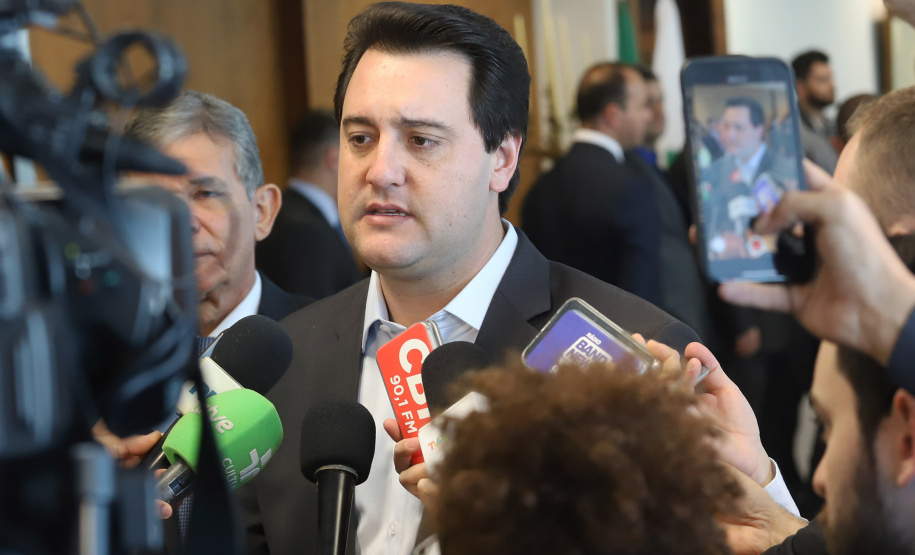 O governador Carlos Massa Ratinho Junior e o diretor-presidente da Itaipu, general Joaquim Silva e Luna, assinaram nesta quinta-feira (01), convênio para dar início à construção da segunda ponte ligando o Brasil ao Paraguai, em Foz do Iguaçu.Curitiba, 01-08-19.Foto: Arnaldo Alves / ANPr.