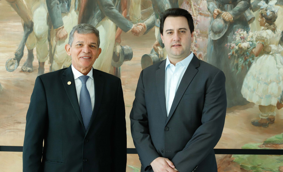 O governador Carlos Massa Ratinho Junior e o diretor-presidente da Itaipu, general Joaquim Silva e Luna, assinaram nesta quinta-feira (01), convênio para dar início à construção da segunda ponte ligando o Brasil ao Paraguai, em Foz do Iguaçu.