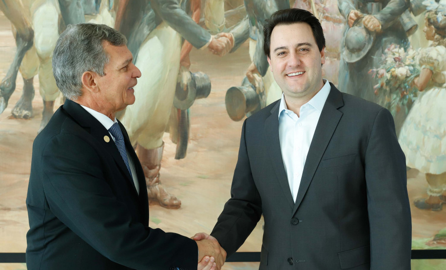 O governador Carlos Massa Ratinho Junior e o diretor-presidente da Itaipu, general Joaquim Silva e Luna, assinaram nesta quinta-feira (01), convênio para dar início à construção da segunda ponte ligando o Brasil ao Paraguai, em Foz do Iguaçu.