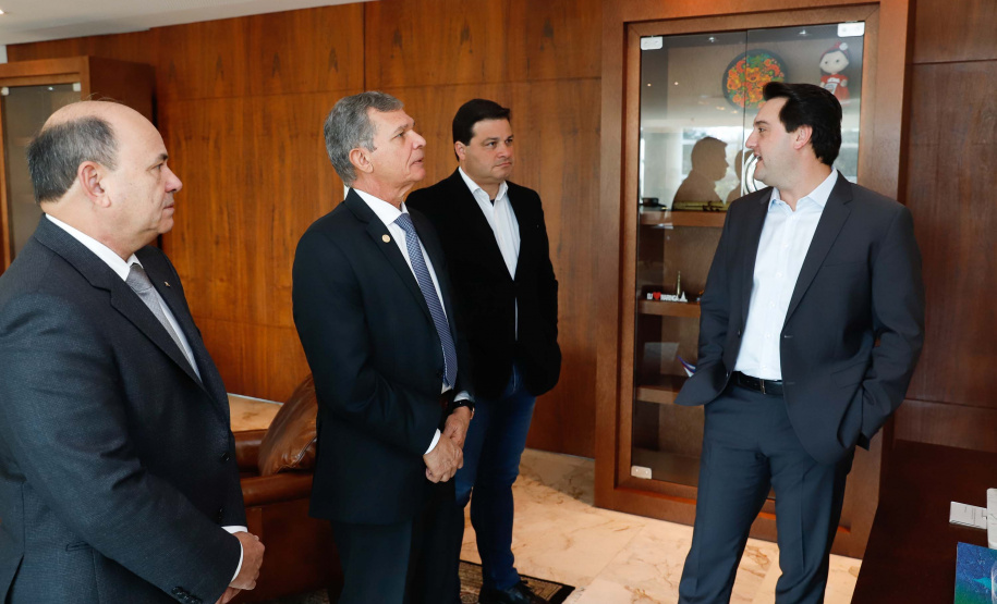 O governador Carlos Massa Ratinho Junior e o diretor-presidente da Itaipu, general Joaquim Silva e Luna, assinaram nesta quinta-feira (01), convênio para dar início à construção da segunda ponte ligando o Brasil ao Paraguai, em Foz do Iguaçu.