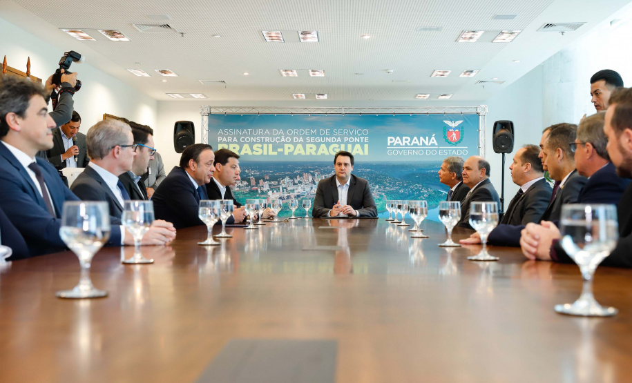 O governador Carlos Massa Ratinho Junior e o diretor-presidente da Itaipu, general Joaquim Silva e Luna, assinaram nesta quinta-feira (01), convênio para dar início à construção da segunda ponte ligando o Brasil ao Paraguai, em Foz do Iguaçu.