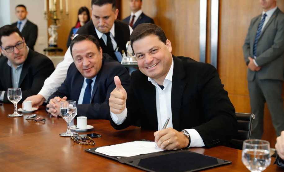 O governador Carlos Massa Ratinho Junior e o diretor-presidente da Itaipu, general Joaquim Silva e Luna, assinaram nesta quinta-feira (01), convênio para dar início à construção da segunda ponte ligando o Brasil ao Paraguai, em Foz do Iguaçu.