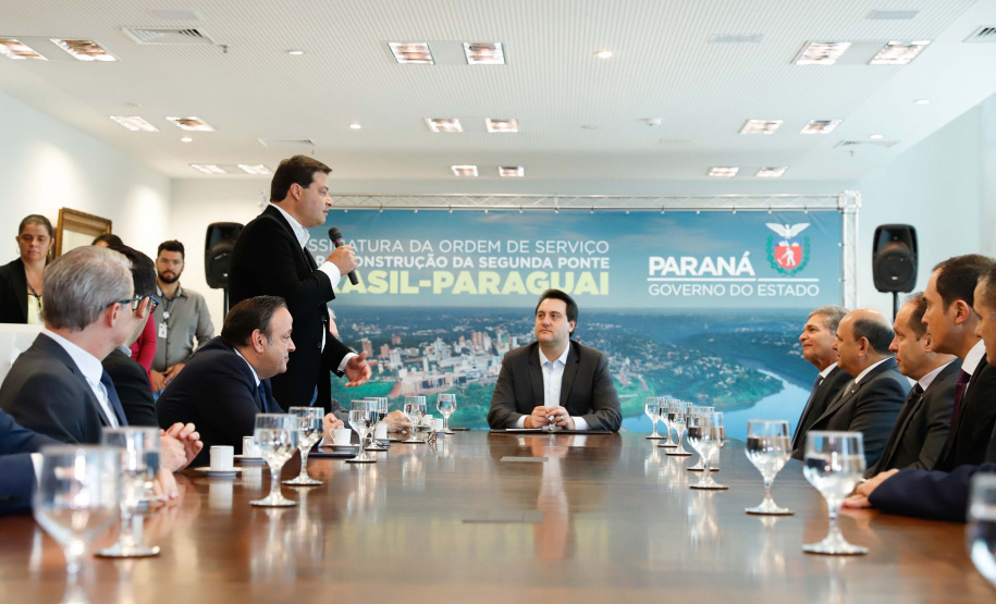 O governador Carlos Massa Ratinho Junior e o diretor-presidente da Itaipu, general Joaquim Silva e Luna, assinaram nesta quinta-feira (01), convênio para dar início à construção da segunda ponte ligando o Brasil ao Paraguai, em Foz do Iguaçu.
