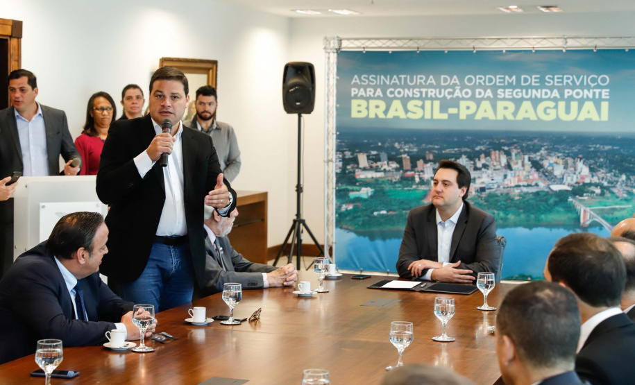 O governador Carlos Massa Ratinho Junior e o diretor-presidente da Itaipu, general Joaquim Silva e Luna, assinaram nesta quinta-feira (01), convênio para dar início à construção da segunda ponte ligando o Brasil ao Paraguai, em Foz do Iguaçu.
