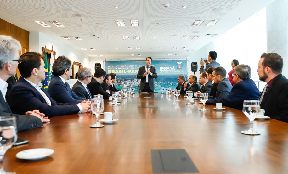 O governador Carlos Massa Ratinho Junior e o diretor-presidente da Itaipu, general Joaquim Silva e Luna, assinaram nesta quinta-feira (01), convênio para dar início à construção da segunda ponte ligando o Brasil ao Paraguai, em Foz do Iguaçu.