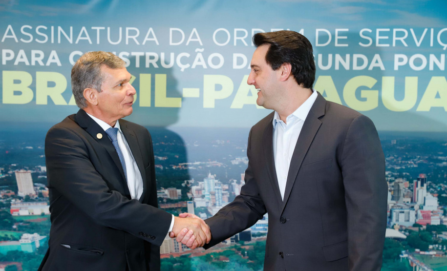 O governador Carlos Massa Ratinho Junior e o diretor-presidente da Itaipu, general Joaquim Silva e Luna, assinaram nesta quinta-feira (01), convênio para dar início à construção da segunda ponte ligando o Brasil ao Paraguai, em Foz do Iguaçu.