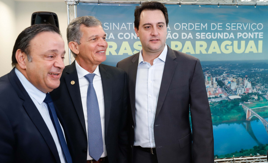 O governador Carlos Massa Ratinho Junior e o diretor-presidente da Itaipu, general Joaquim Silva e Luna, assinaram nesta quinta-feira (01), convênio para dar início à construção da segunda ponte ligando o Brasil ao Paraguai, em Foz do Iguaçu.